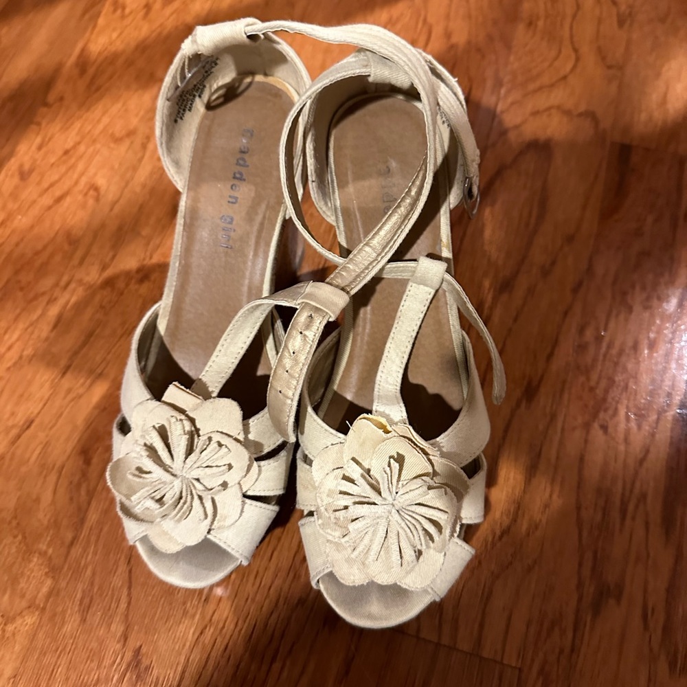Size 7.5 madden girl wedge with flower